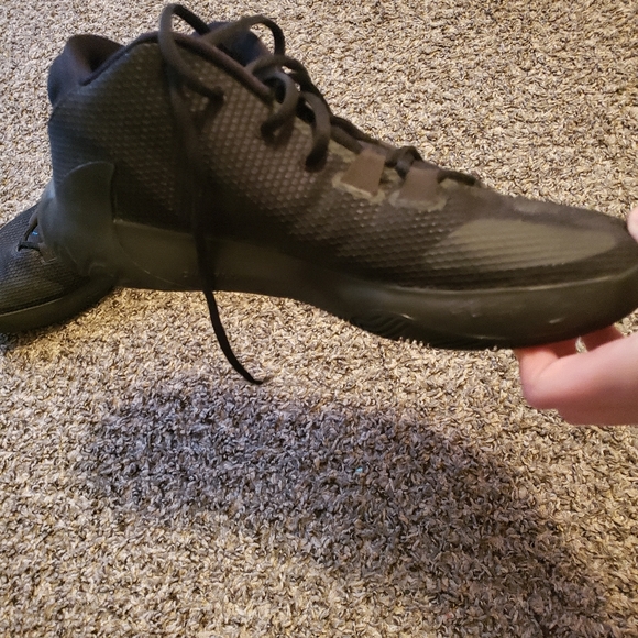 black Nike basketball shoes - Picture 3 of 7